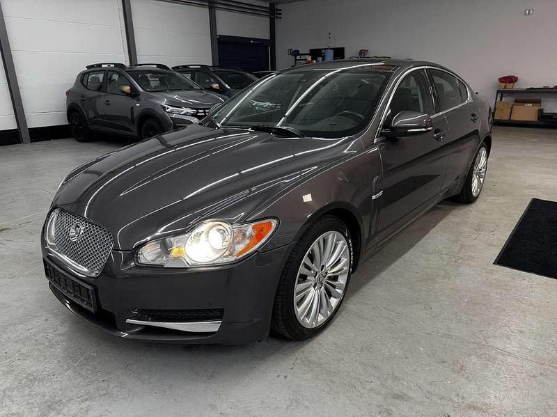Gebraucht Jaguar XF Luxury 275 PS (202 kW) 2010 Pearl grey . Limousine
