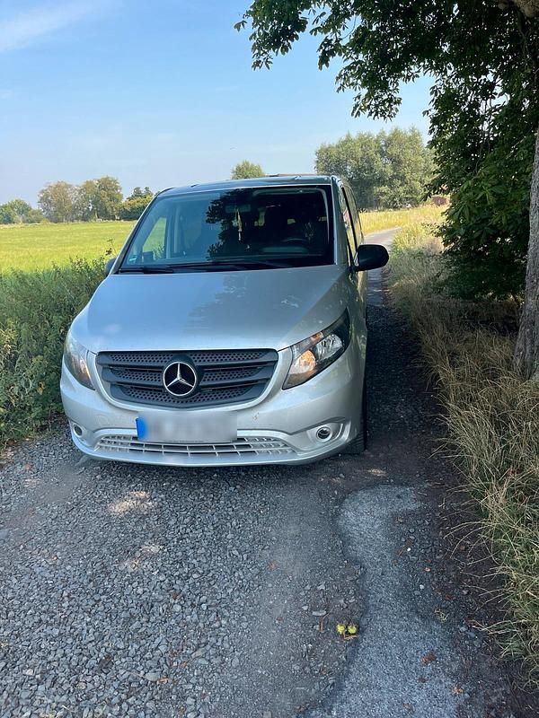 Silber Gebraucht 2017 Mercedes Vito Van / Kleinbus | 16.600 € - Bild 1/4