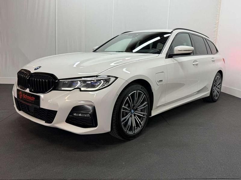 Alpinweiss iii Gebraucht 2022 BMW 330 M Sport Kombi | 26.980 € (Fairer Preis) - Bild 1/4