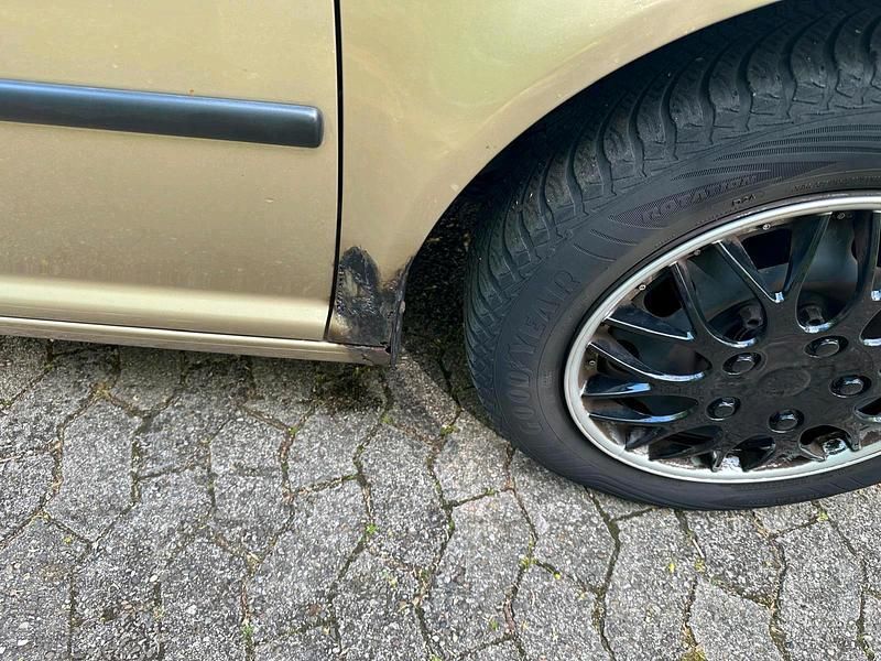 Gebraucht VW Golf IV 102 PS (75 kW) 2003 Gold Kleinwagen