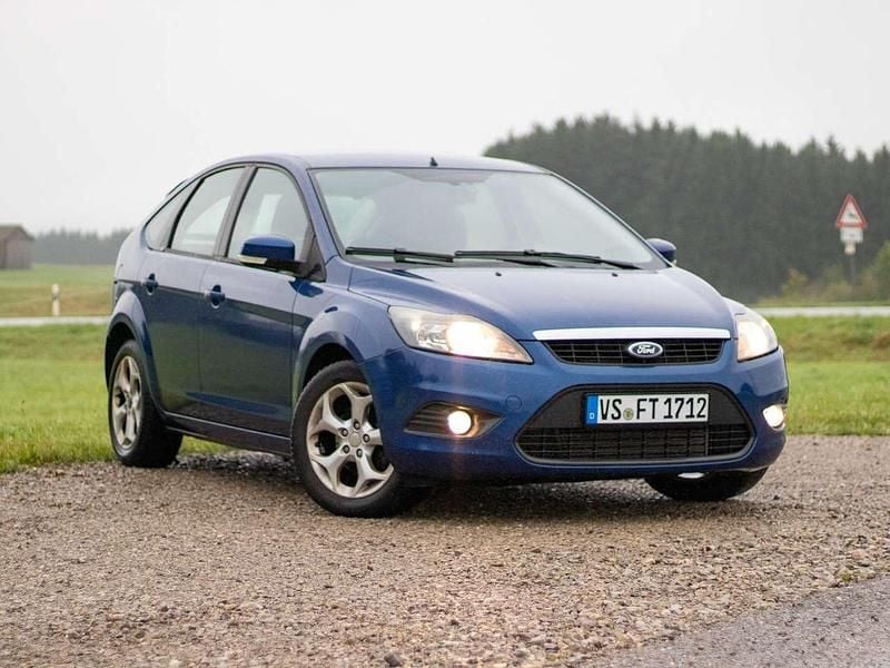 Blau Gebraucht 2010 Ford Focus Limousine | 1.990 € (Etwas zu teuer) - Bild 1/4