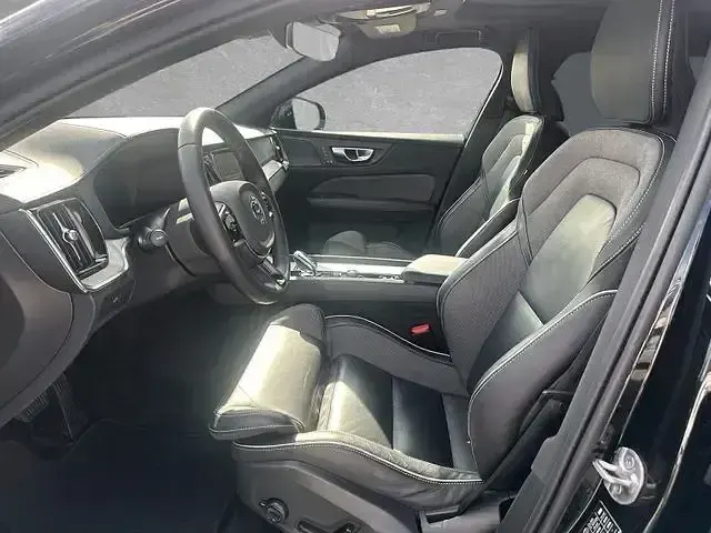 Gebraucht Volvo V60 Ultimate 197 PS (144 kW) 2023 Onyx schwarz Kombi