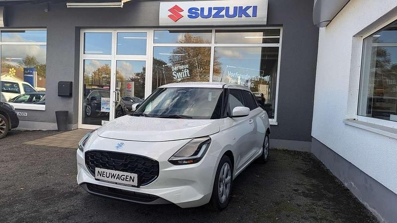 Weiß Gebraucht 2024 Suzuki Swift Comfort Kleinwagen | 19.500 € (Teuer) - Bild 1/4