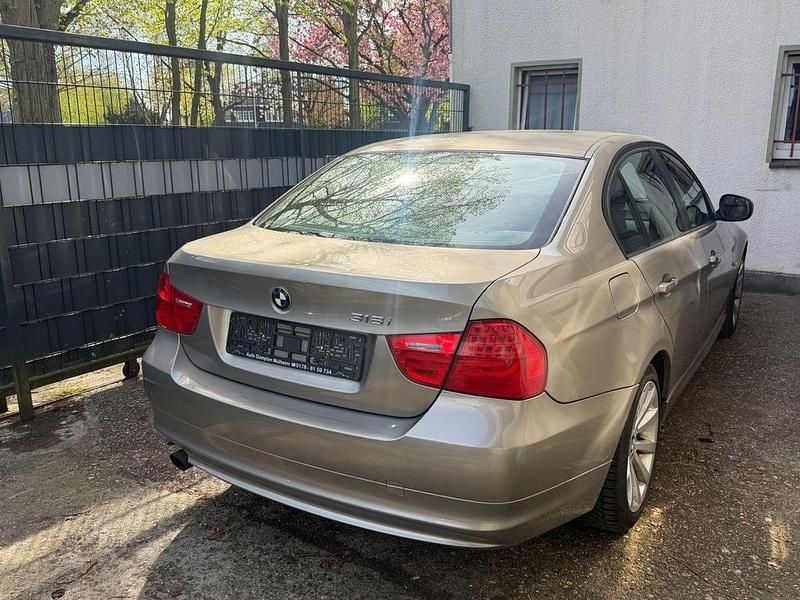 Gebraucht BMW 318 143 PS (105 kW) 2010 Grau Limousine