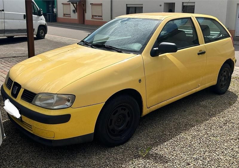 Gelb Gebraucht 2000 Seat Ibiza Kleinwagen | 1.600 € (Etwas zu teuer) - Bild 1/4