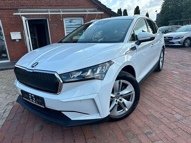 Weiß Gebraucht 2021 Skoda Enyaq iV Lodge SUV | 26.800 € (Fairer Preis) - Bild 1/4