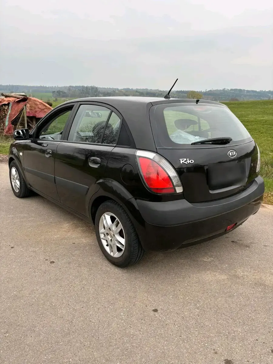 Second-hand Kia Rio 84 CP (61 kW) 2005 Negru Hatchback