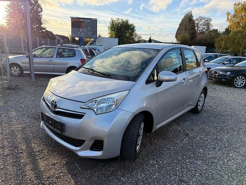 Silber Gebraucht 2011 Toyota Verso-S Life Van / Kleinbus | 6.500 € (Guter Preis) - Bild 1/4