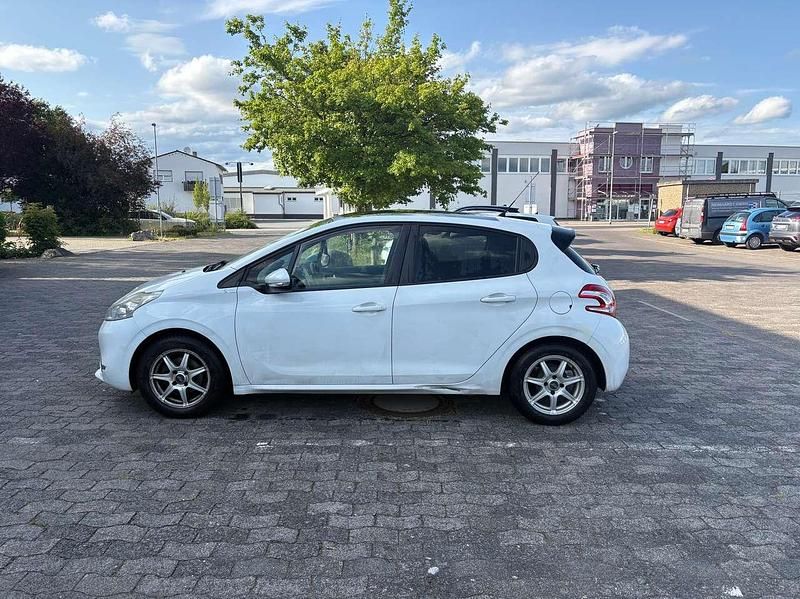 Gebraucht Peugeot 208 Active 68 PS (50 kW) 2012 Lack weiss banquise Kleinwagen