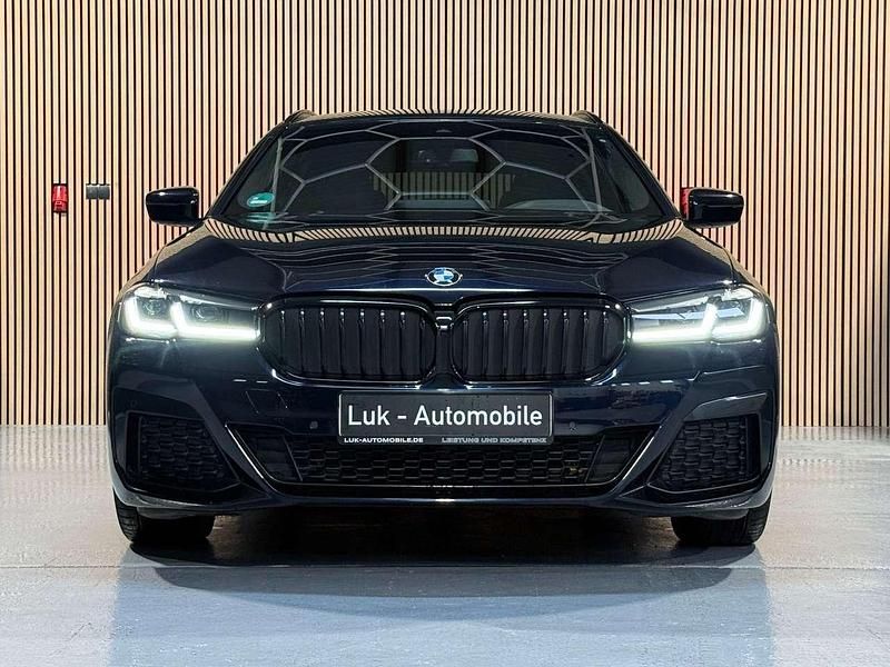 Carbonschwarz Gebraucht 2021 BMW 520 M Sport Kombi | 32.100 € (Fairer Preis) - Bild 1/4