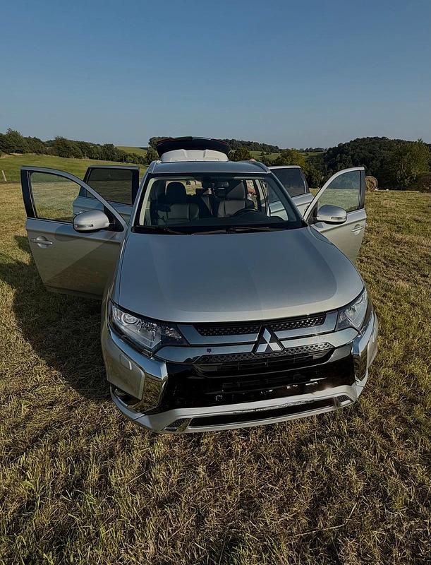 Silber Gebraucht 2020 Mitsubishi Outlander P-HEV Plus SUV | 17.500 € (Superpreis) - Bild 1/4