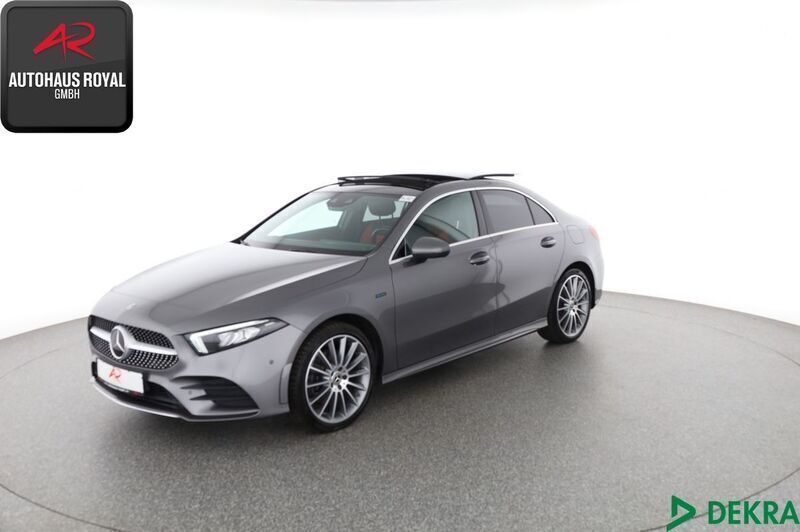 Grau Gebraucht 2020 Mercedes A250 AMG Limousine | 26.540 € (Etwas zu teuer) - Bild 1/4
