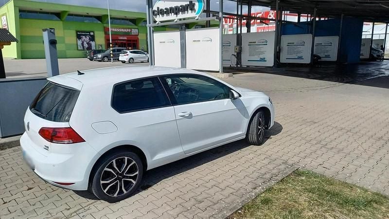 Gebraucht VW Golf VII 110 PS (80 kW) 2016 Weiß Limousine