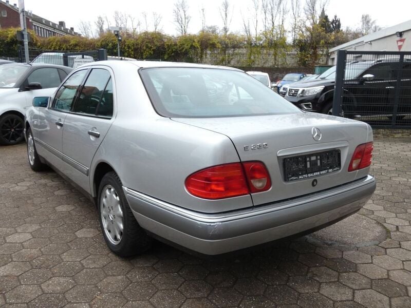 Gebraucht Mercedes E280 193 PS (141 kW) 1996 Silber Limousine
