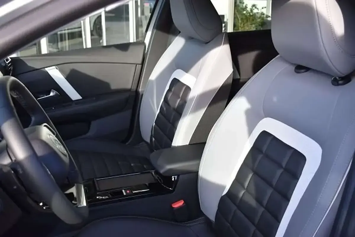 Neu Citroën C4 131 PS (96 kW) 2025 Weiß Limousine