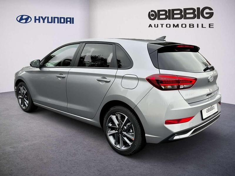 Gebraucht Hyundai i30 Advantage 101 PS (74 kW) 2024 Shimmering silver Limousine