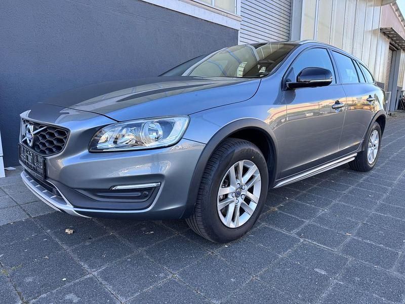 Grau Gebraucht 2017 Volvo V60 CC Kombi | 15.480 € (Guter Preis) - Bild 1/4