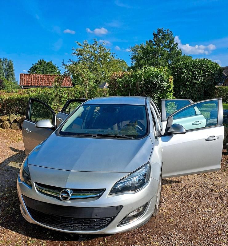 Silber Gebraucht 2013 Opel Astra Limousine | 4.100 € (Guter Preis) - Bild 1/4