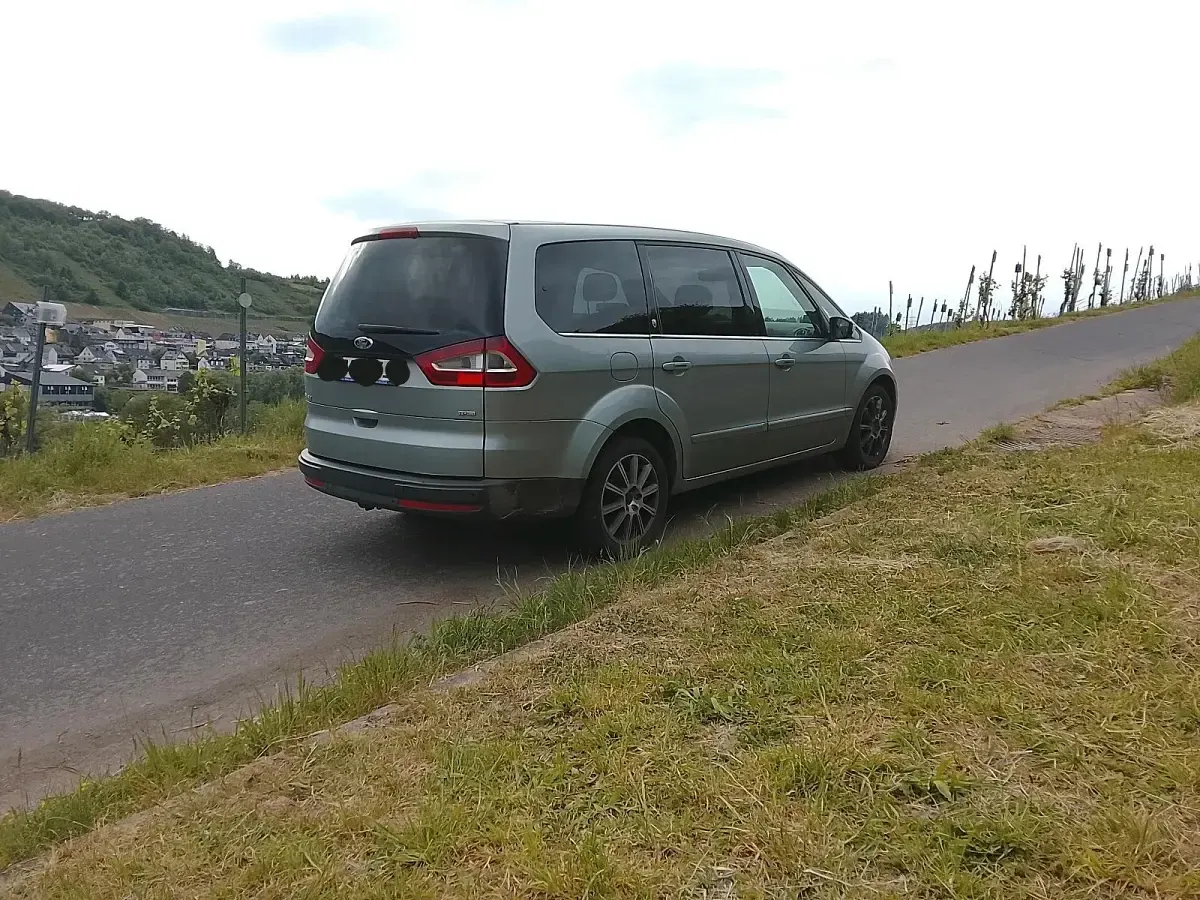 Second-hand Ford Galaxy 125 CP (91 kW) 2009 Argintiu Monovolum