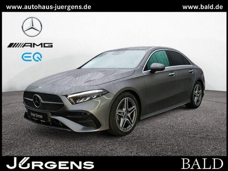 Metalliclack mountaingrau Gebraucht 2023 Mercedes A200 AMG Limousine | 33.880 € (Etwas zu teuer) - Bild 1/4