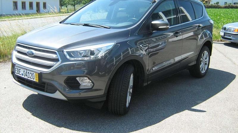 Grau Gebraucht 2017 Ford Kuga Titanium SUV | 6.950 € (Superpreis) - Bild 1/4