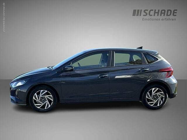 Gebraucht Hyundai i20 Trend 101 PS (74 kW) 2024 Mangrove green Limousine