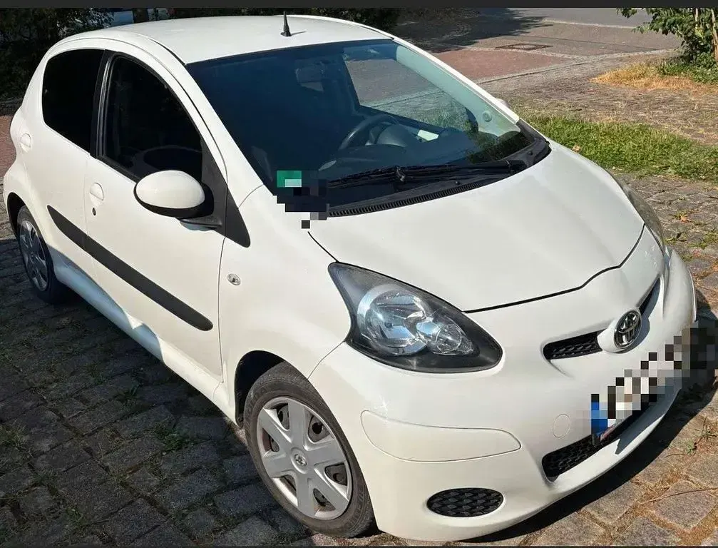 Gebraucht Toyota Aygo 68 PS (50 kW) 2011 Weiß Kleinwagen