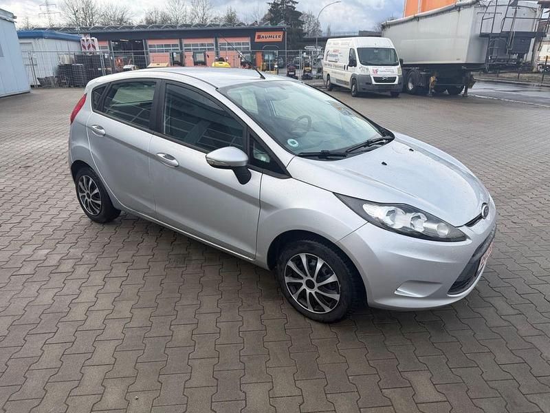 Gebraucht Ford Fiesta Ambiente 60 PS (44 kW) 2010 Silber Kleinwagen
