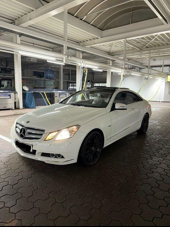 Beige Gebraucht 2009 Mercedes E250 Coupé | 7.999 € (Superpreis) - Bild 1/4