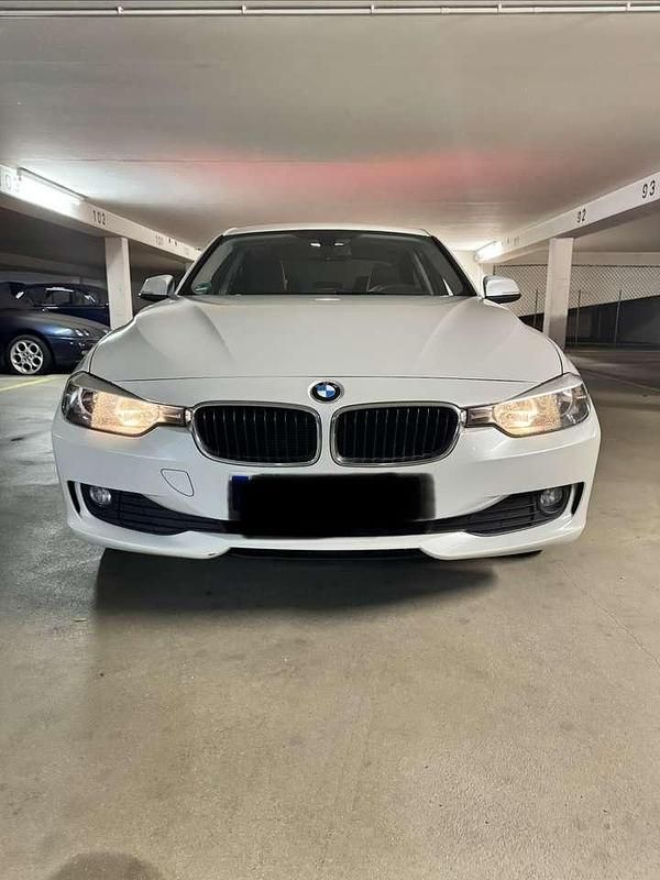 Weiß Gebraucht 2014 BMW 316 Limousine | 9.300 € (Guter Preis) - Bild 1/4