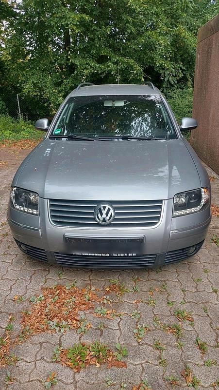 Grau Gebraucht 2001 VW Passat Kombi | 1.300 € (Guter Preis) - Bild 1/4