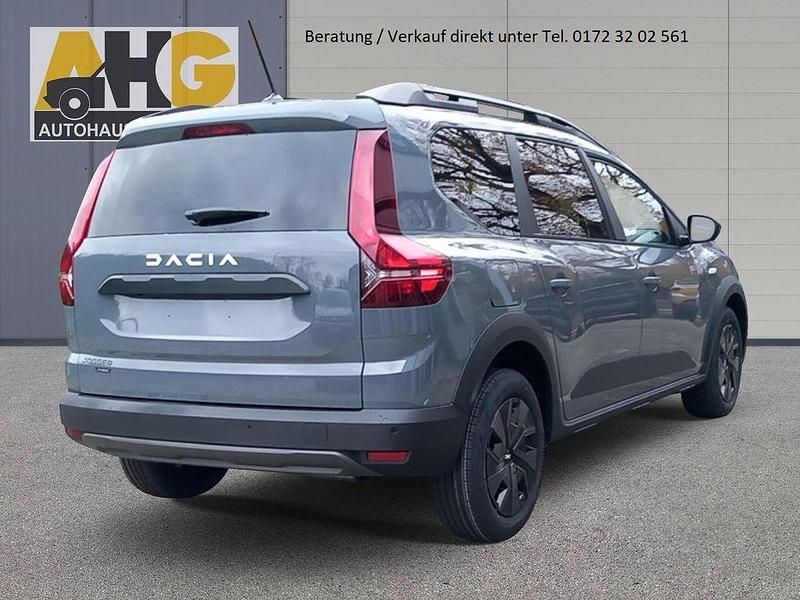 Neu Dacia Jogger Expression 94 PS (69 kW) 2025 Grau Van / Kleinbus