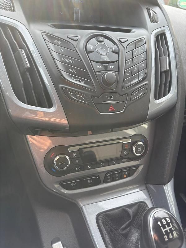 Używany Ford Focus 100 KM (73 kW) 2014 Niebieski Sedan/Limuzyna