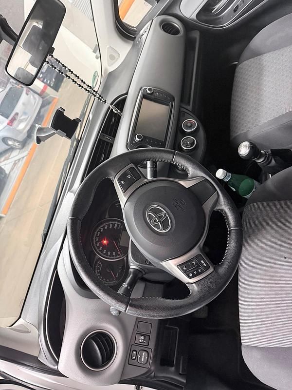 Gebraucht Toyota Yaris 99 PS (72 kW) 2014 Weiß Kleinwagen