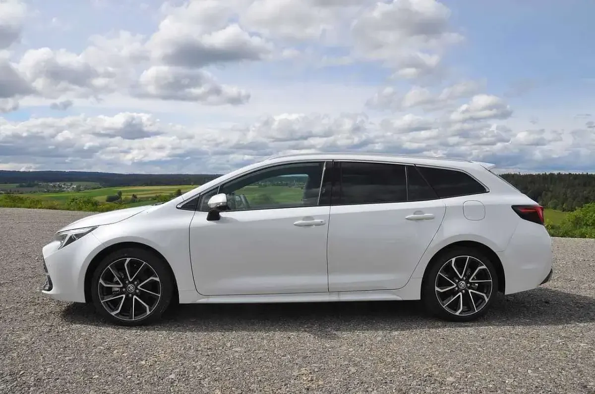 Neu Toyota Corolla Lounge 196 PS (144 kW) 2025 Weiß Kombi