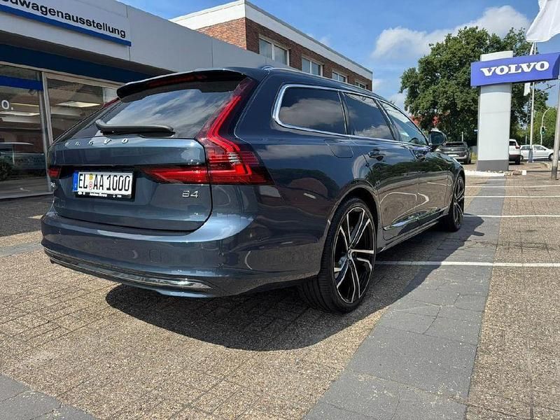 Gebraucht Volvo V90 Ultimate 197 PS (144 kW) 2024 Denim blue / metallic Kombi