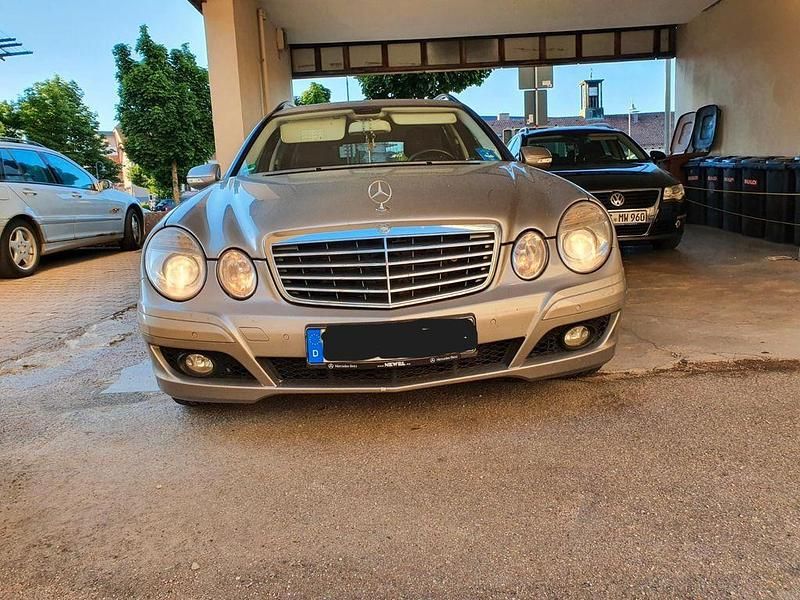 Gold Gebraucht 2009 Mercedes E280 Avantgarde Limousine | 2.850 € (Superpreis) - Bild 1/4