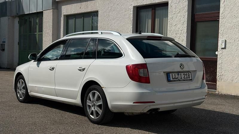 Gebraucht Skoda Superb 125 PS (91 kW) 2011 Weiß Kombi