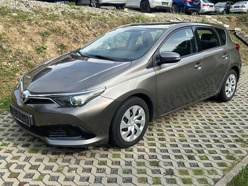 Grau Gebraucht 2017 Toyota Auris Cool Limousine | 11.990 € (Fairer Preis) - Bild 1/4
