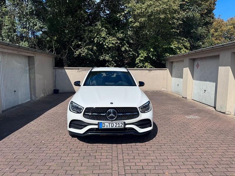 Weiß Gebraucht 2019 Mercedes GLC220 AMG line SUV | 31.700 € (Fairer Preis) - Bild 1/4