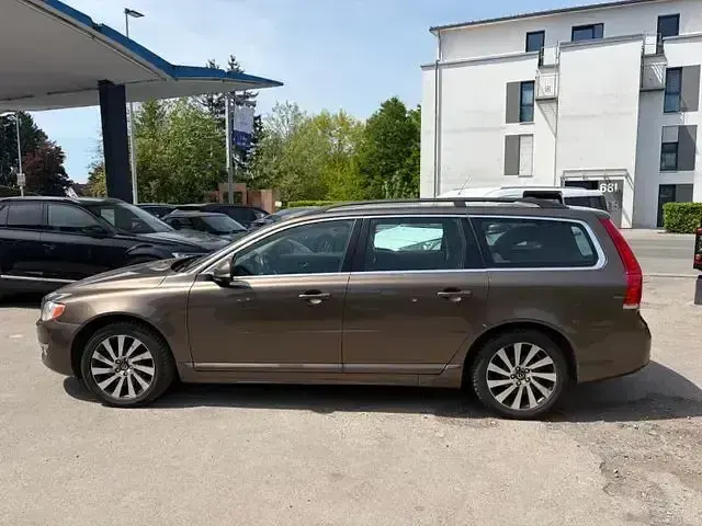Gebraucht Volvo V70 Summum 181 PS (133 kW) 2014 Braun Kombi