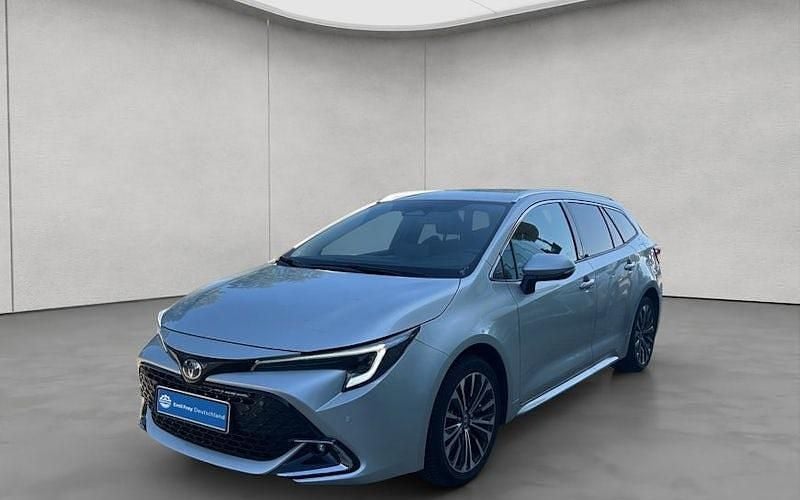 Cosmicsilber metallic Gebraucht 2023 Toyota Corolla Team Kombi | 26.830 € (Fairer Preis) - Bild 1/4