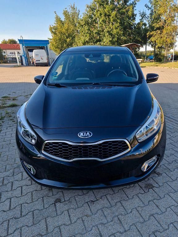 Schwarz Gebraucht 2015 Kia Ceed Spirit Limousine | 10.668 € (Guter Preis) - Bild 1/4