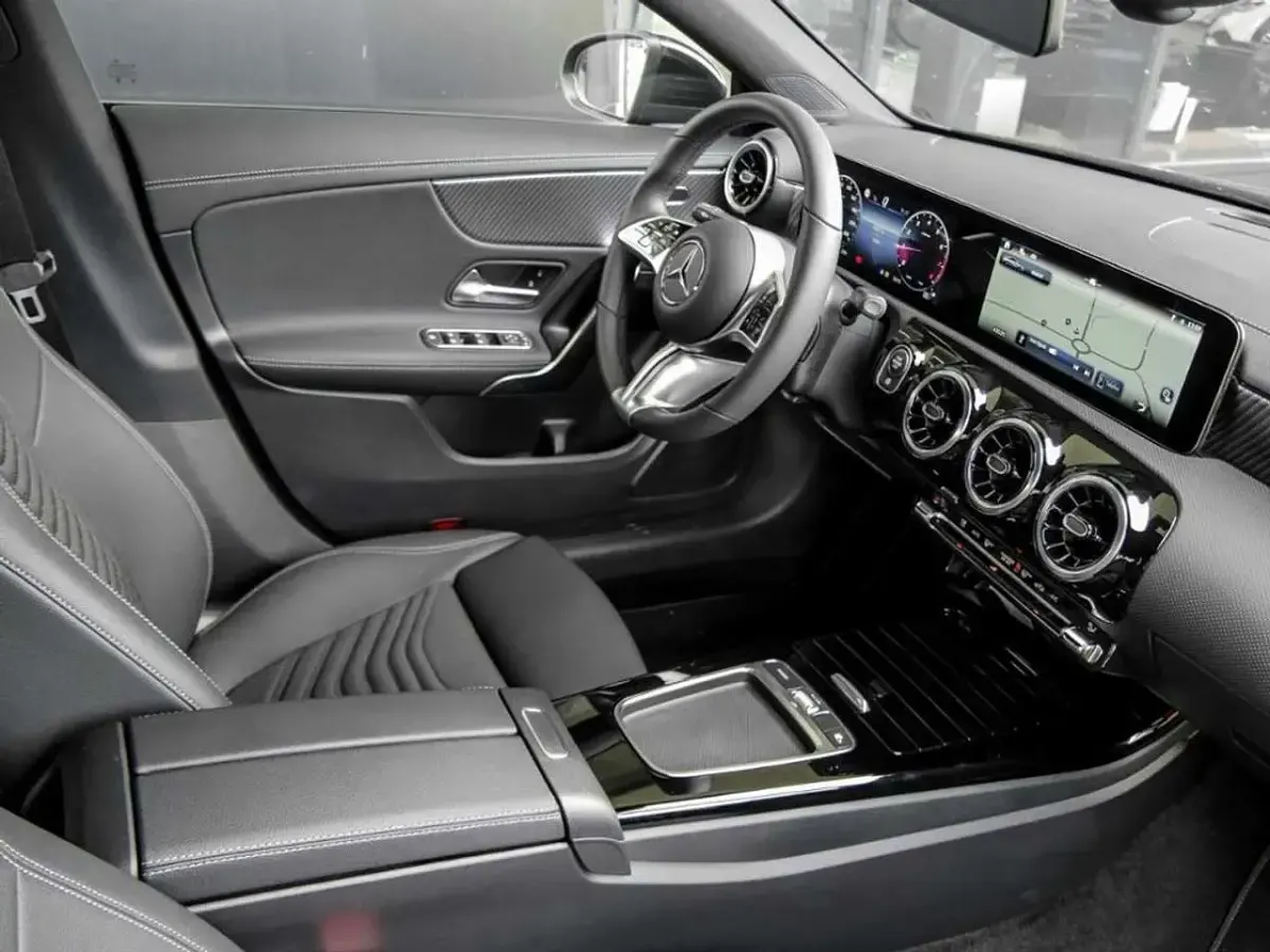 Gebraucht Mercedes CLA180 Progressive 136 PS (100 kW) 2025 Schwarz metalliclack kosmossch Limousine