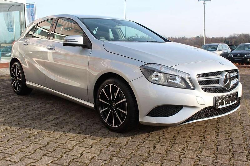 Gebraucht Mercedes A180 122 PS (89 kW) 2012 Silber Kleinwagen