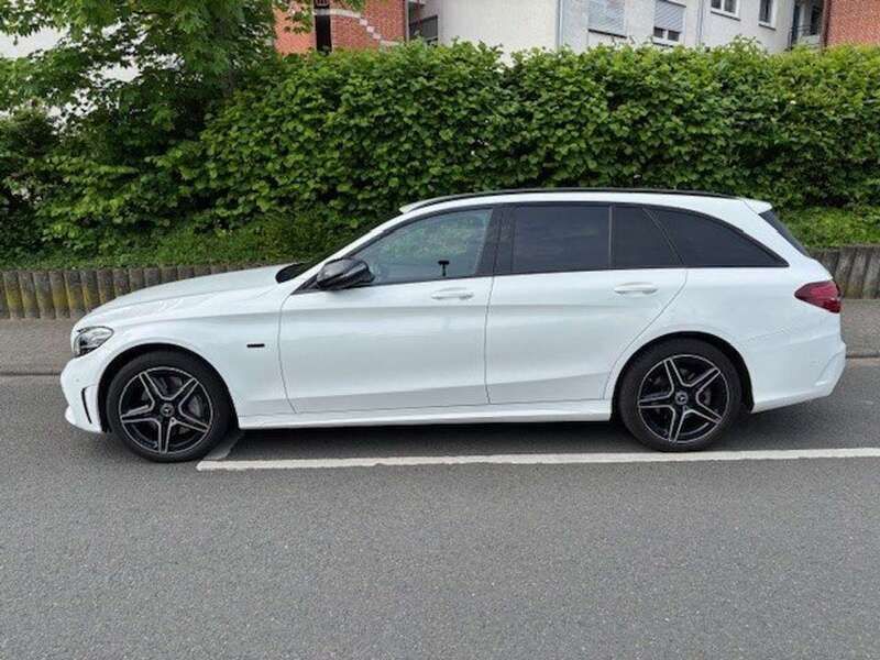 Weiß Gebraucht 2021 Mercedes C300e AMG Kombi | 27.300 € - Bild 1/4