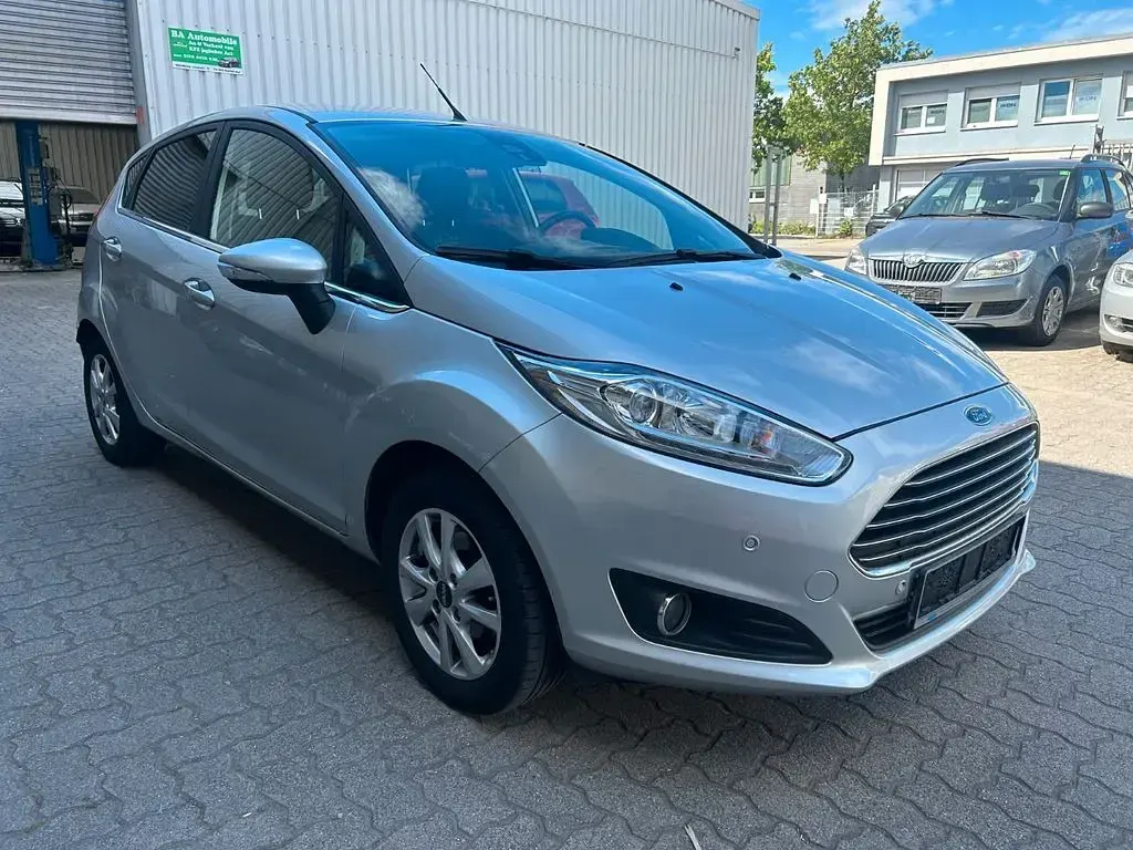 Gebraucht Ford Fiesta Titanium 125 PS (91 kW) 2016 Silber Kleinwagen