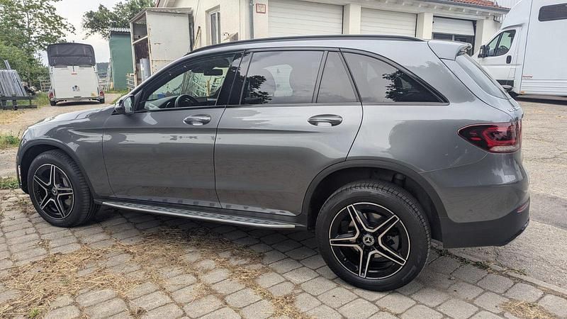 Grau Gebraucht 2022 Mercedes GLC300e AMG Kombi | 45.000 € (Teuer) - Bild 1/4