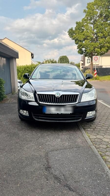 Schwarz Gebraucht 2012 Skoda Octavia Family Kombi | 9.000 € (Fairer Preis) - Bild 1/4
