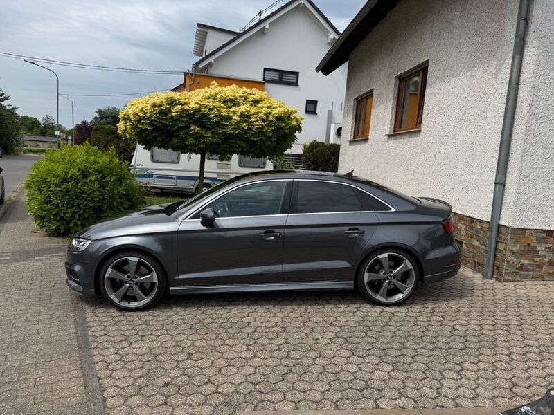 Grau Gebraucht 2020 Audi S3 Ambiente Limousine | 28.990 € (Guter Preis) - Bild 1/4